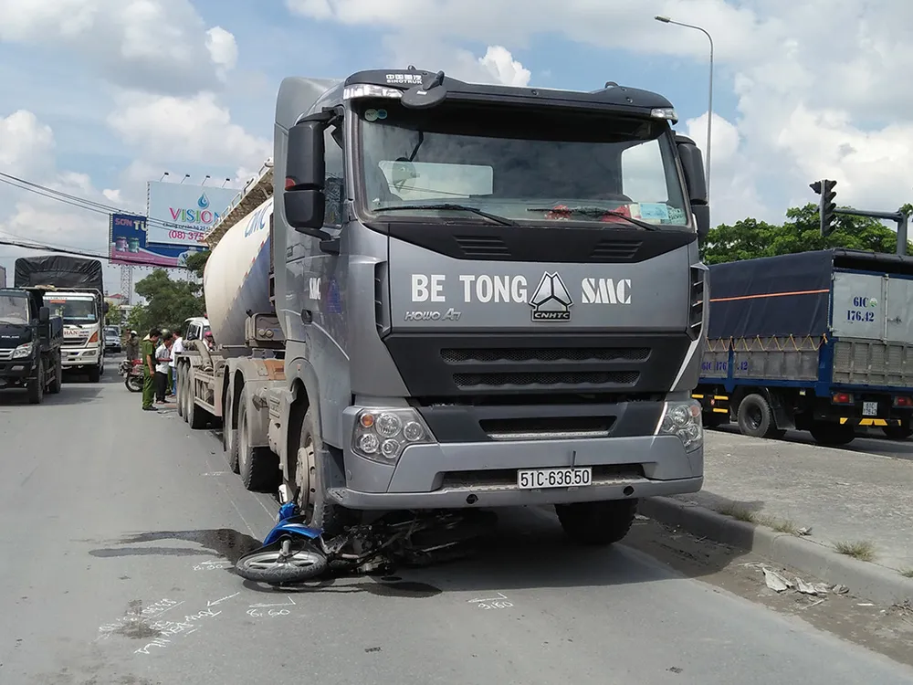 Người đàn ông bị cuốn vào gầm xe bồn, bị kéo lê, tử vong. 